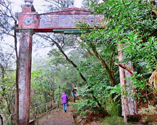 「海天一境」牌坊位於昂坪。