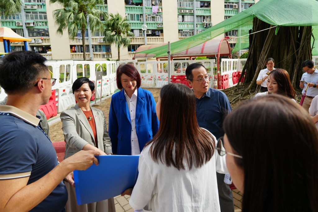 議員建議為德民樓前往信民樓通道牆壁加添色彩，並建議於草地附近多增設坐椅，讓居民更好地享受這些公共空間。何永賢fb