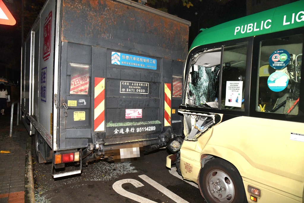 小巴撞到貨車車尾。徐裕民攝