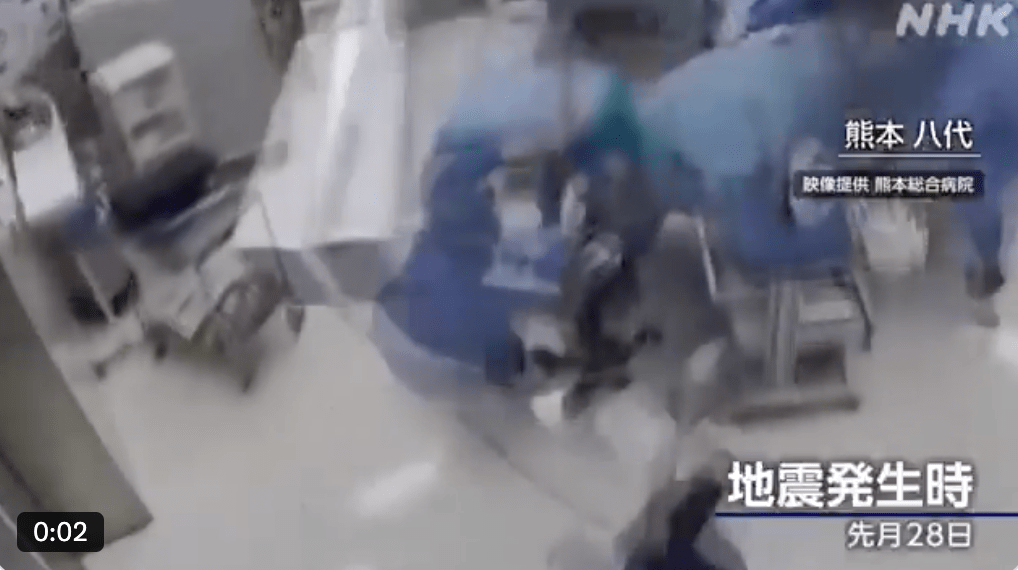 一名护士更不幸被上方晃动倒下的仪器击中头部倒地，但她随后仍咬牙忍痛坚守岗位。