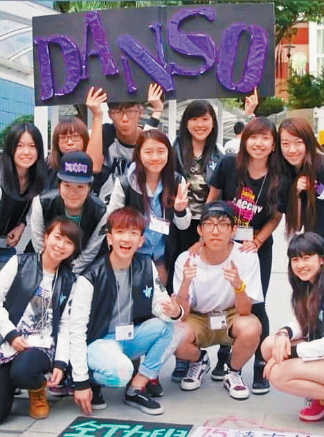 有同学分享当年合照，Anson Lo（前左二）相貌青涩好可爱。