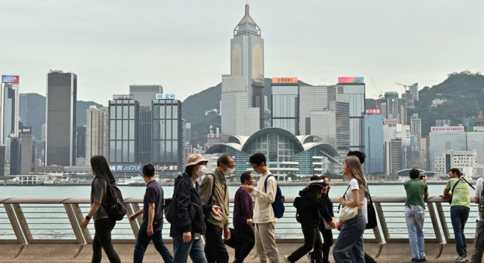 余伟文预计香港经济在全面通关和复常下显著复苏。资料图片