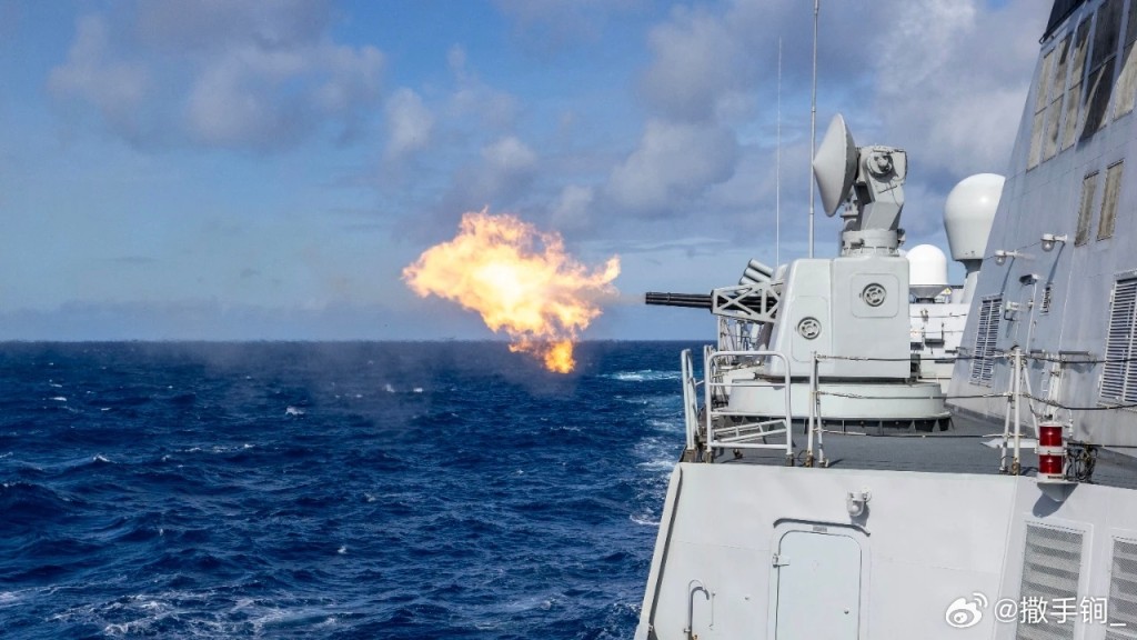 南寧艦H/PJ-11型11管30毫米艦炮的開火情況。微博