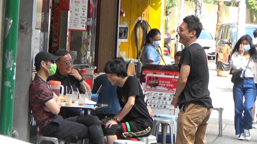 日前下午3時許,嘉穎約埋3位兄弟去銅鑼灣食Tea,家中有小朋友嘅佢開頭都戴罩吹水。