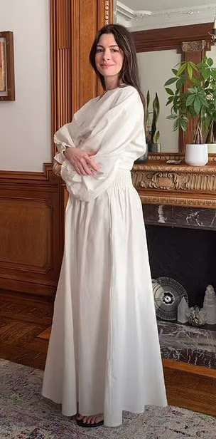 安妮夏菲維在IG發布短片，片中她身穿白色長裙，雙手交抱護在小腹前。