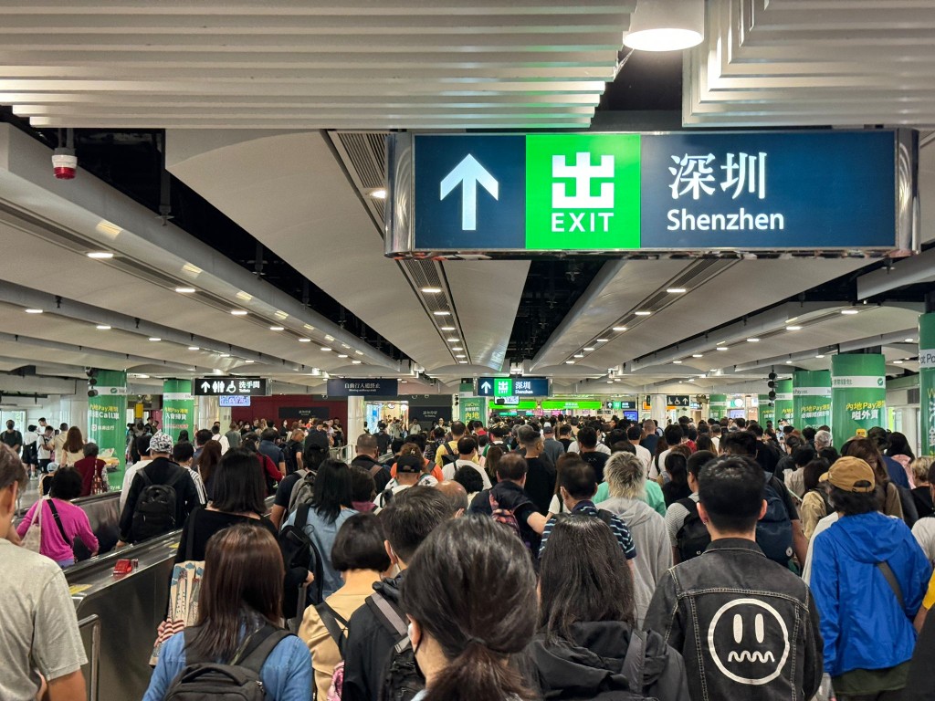 港鐵更宣布由於乘客眾多，實施人潮管制，等候約5分鐘才獲放行。陳俊豪攝