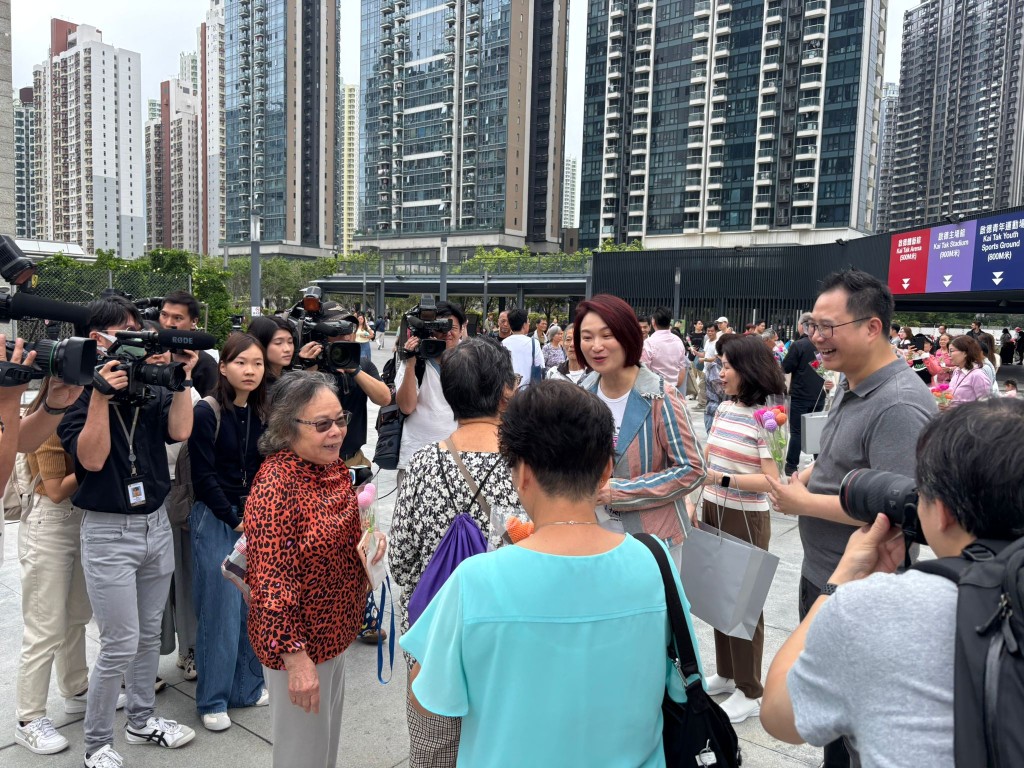 李慧琼聯同多名議員於母親節走訪社區。 李慧琼聯同多名議員於母親節走訪社區。
