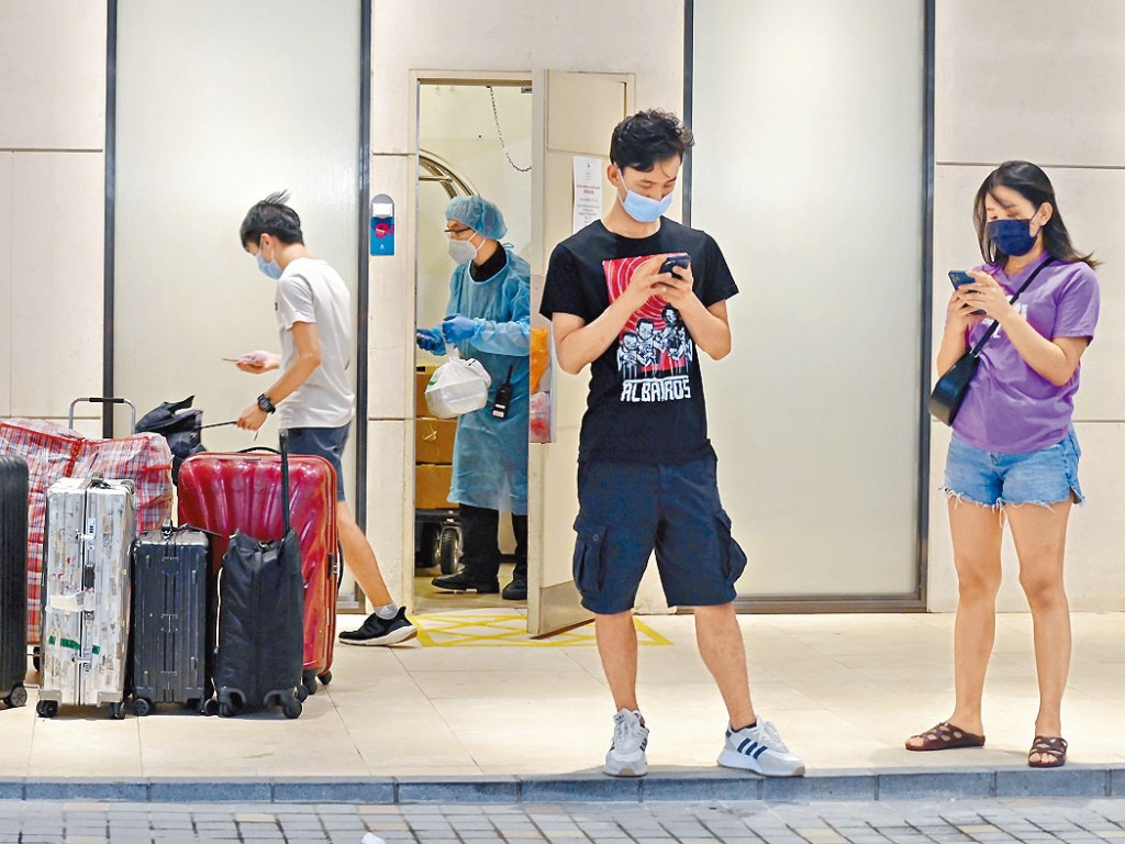 抵港人士由明日起，指定酒店檢疫日數改為「三加四」。