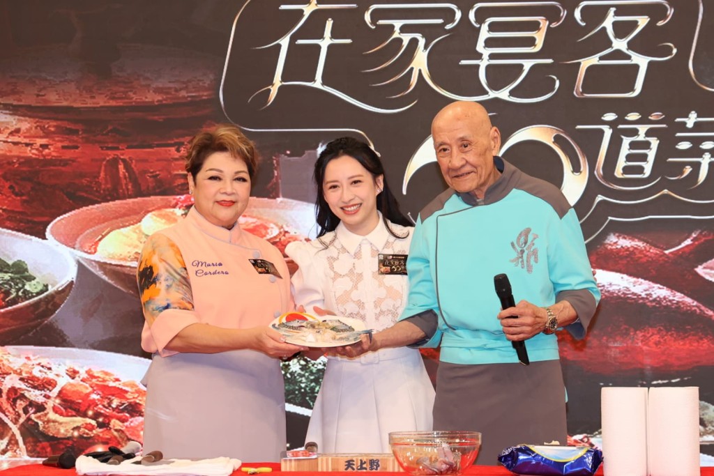 肥媽、鼎爺取笑她「似隻蟹」。