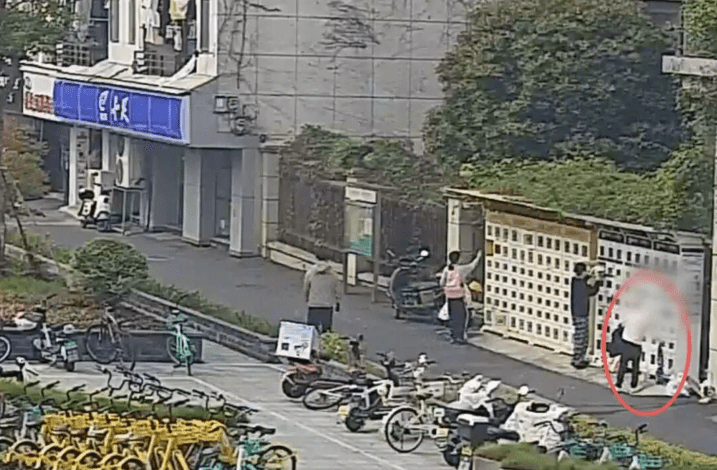 閉路電視拍到韋某某偷走奶茶。極目新聞