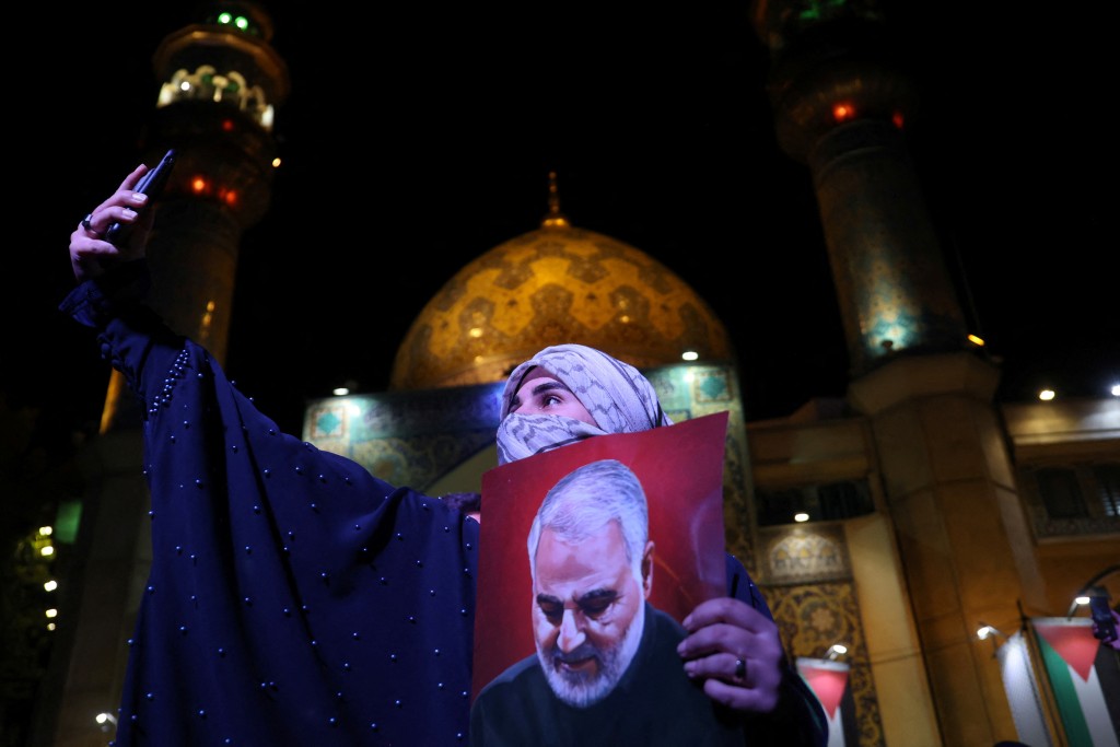 德黑兰10月一场反以色列示威中，示威者曾高举苏莱曼尼肖像。路透社