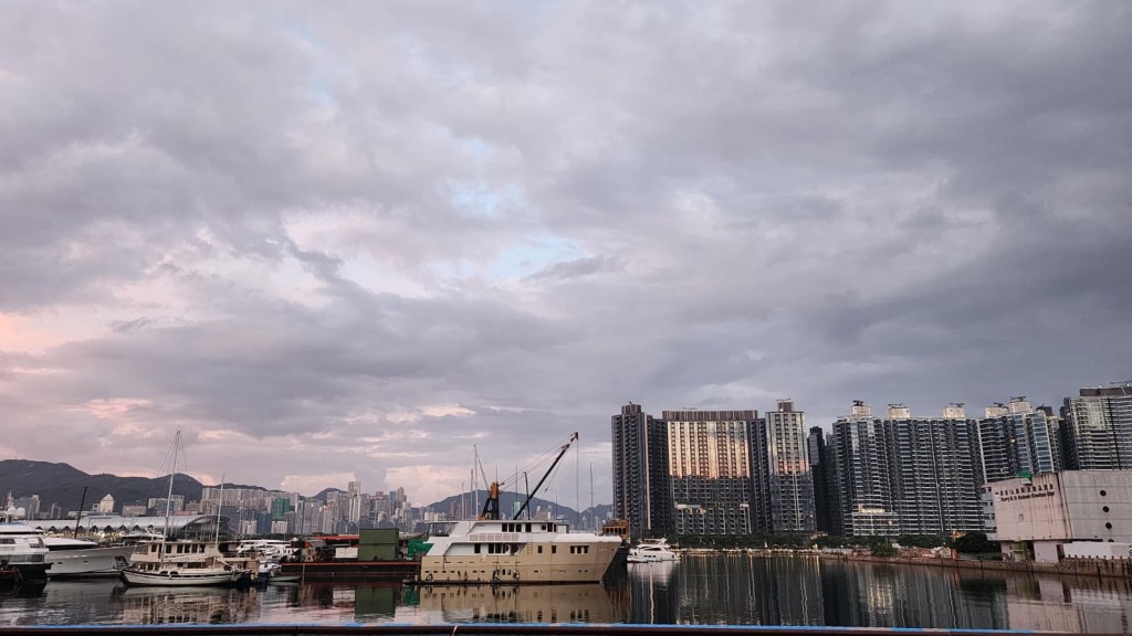 日間天晴酷熱,市區最高氣溫約33度,新界再高兩三度。黎志偉攝 日間天晴酷熱,市區最高氣溫約33度,新界再高兩三度。黎志偉攝