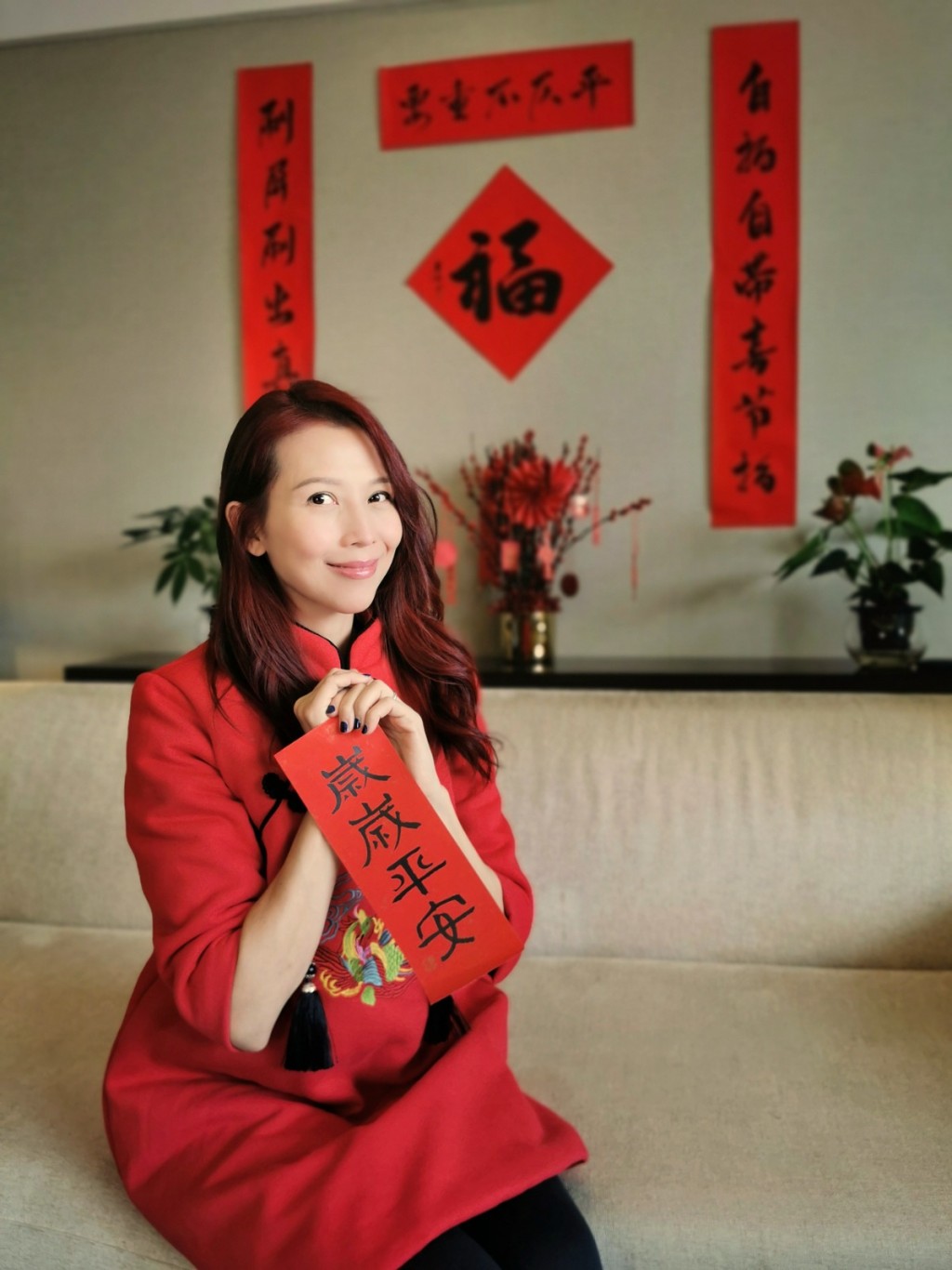 蔡少芬身上的紅衣同子女都是一樣的。