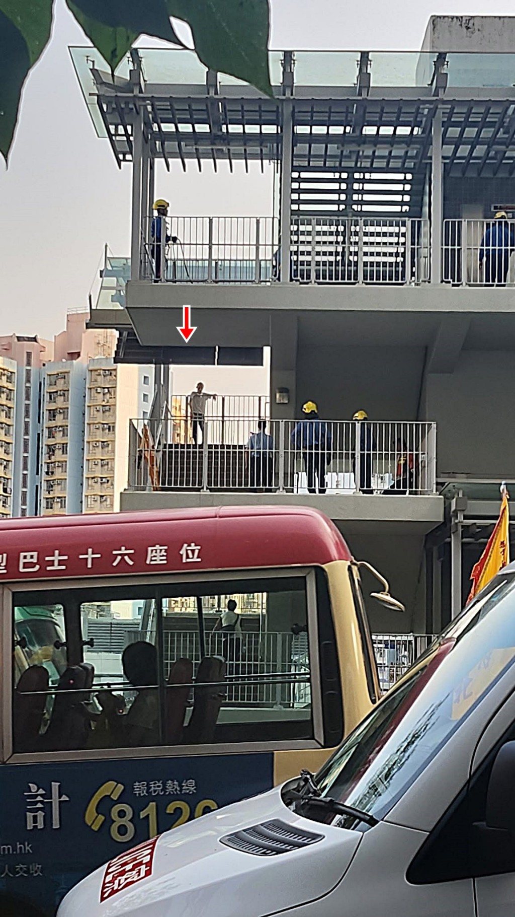 男子危站天橋企跳。fb:慈雲山資訊交流 男子危站天橋企跳。fb:慈雲山資訊交流