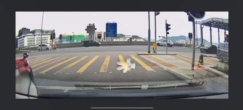 白色私家車駛至路口時突然違規掉頭。 白色私家車駛至路口時突然違規掉頭。