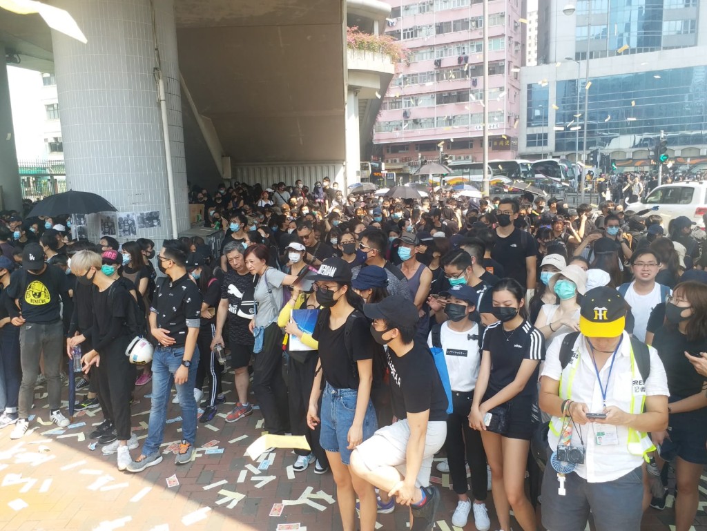 示威人士高叫口號及撒溪錢。