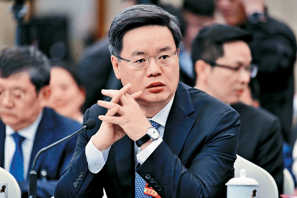 前深圳市长覃伟中卸任不久即被查。