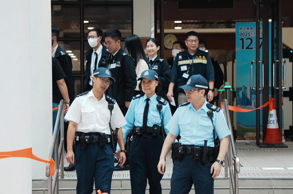 公務員專屬投票站有21,171人預先登記。 公務員專屬投票站有21,171人預先登記。