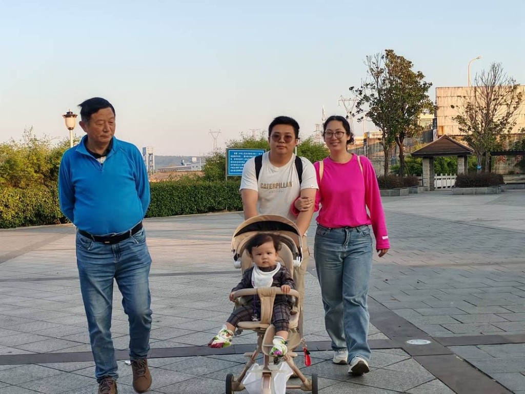 其後的照片中，一家人齊齊在公園漫步，利愛安挽住丈夫的手臂並一起推着嬰兒車向前行，臉上露出無比燦爛的笑容，幸福滿瀉。