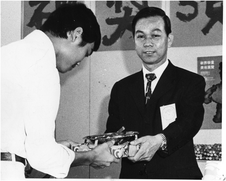 劉皇發(右)1972年出席新界學童美術展覽頒獎禮。