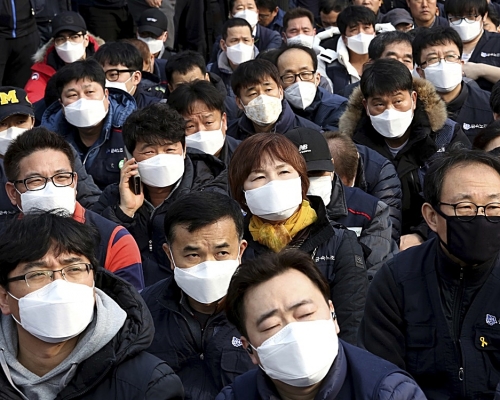 空氣污染嚴重,首爾市民外出要戴口罩。AP