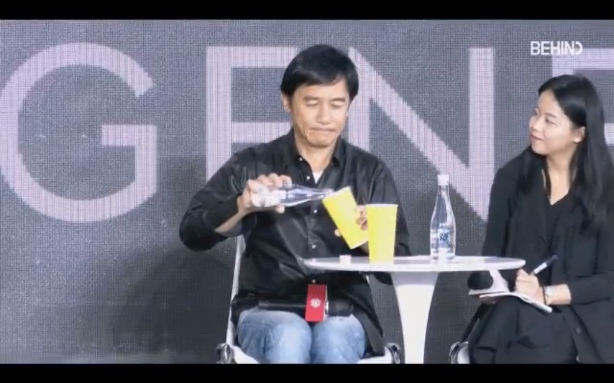 有網民留意到梁朝偉在分享會上，身為巨星的他主動為身旁的女翻譯員斟水，展現紳士一面獲網民大讚。