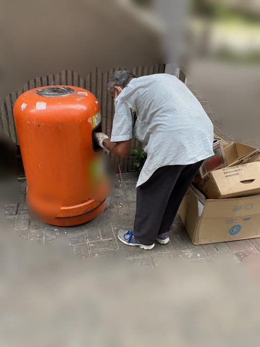 義工見伯伯執紙皮,取銀包轉頭就不見了伯伯。無名共行FB