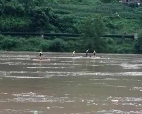 四川7人下河立划艇，被水沖散2人失蹤。(網圖)
