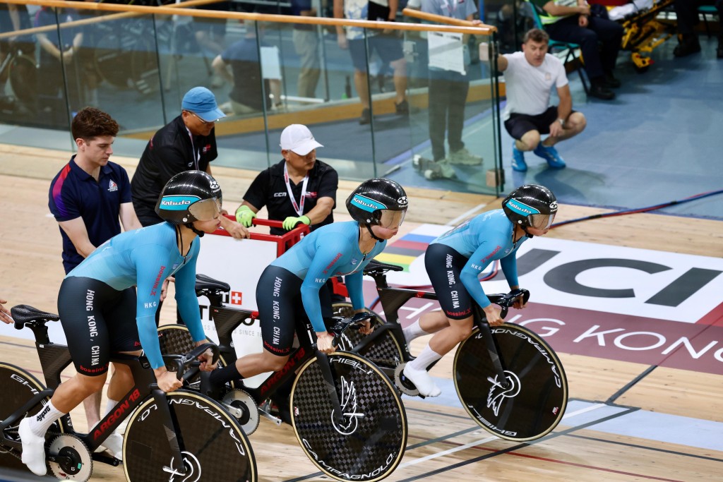 女子團體爭先賽小組賽楊礎搖（右起）、童森、吳思穎以49秒713總排名第12位不入決賽。徐嘉華攝