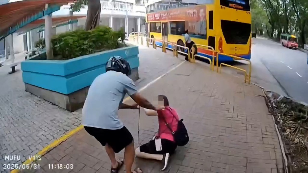 負責拍攝的鐵騎士:婆婆,無嘢吖麻你? 呀,唔係,唔係,唔係婆婆,Sorry(對不 起)呀吓。 跌倒婦人:都差唔多㗎啦。fb「車cam L(香港群組)」截圖 負責拍攝的鐵騎士:婆婆,無嘢吖麻你? 呀,唔係,唔係,唔係婆婆,Sorry(對不 起)呀吓。 跌倒婦人:都差唔多㗎啦。fb「車cam L(香港群組)」截圖