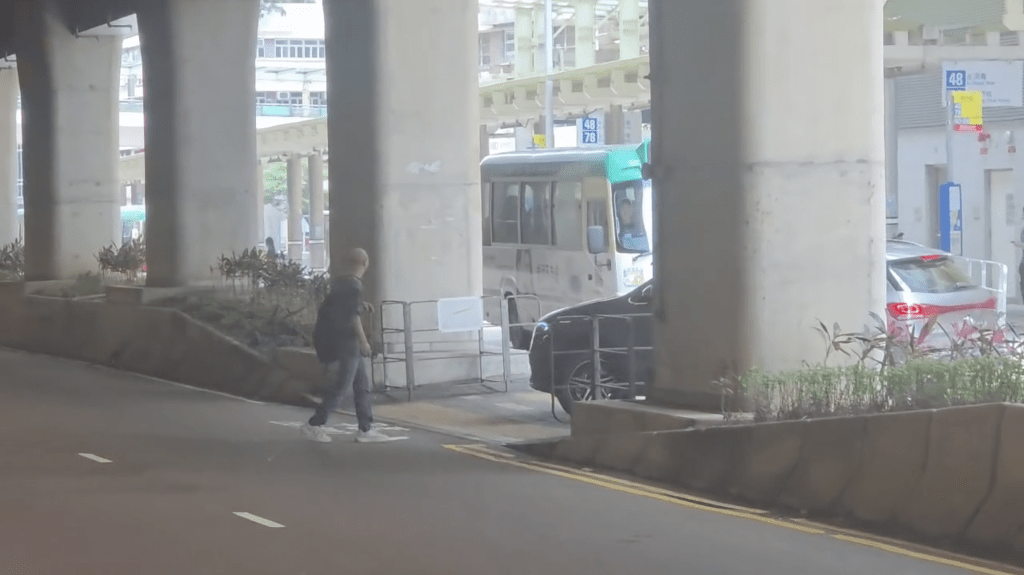 當時一名男途人正橫過馬路,為閃避該車一度停在路中間,情況險象環生。Facebook 車cam L(香港群組)影片截圖 當時一名男途人正橫過馬路,為閃避該車一度停在路中間,情況險象環生。Facebook 車cam L(香港群組)影片截圖