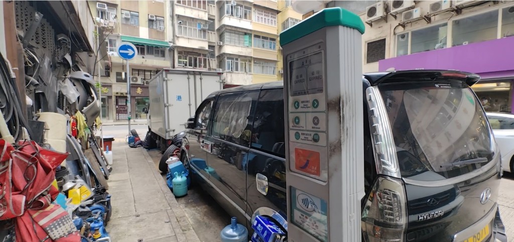曲街一間車房,職員長霸門口三個咪錶位修車但不入錶。 曲街一間車房,職員長霸門口三個咪錶位修車但不入錶。
