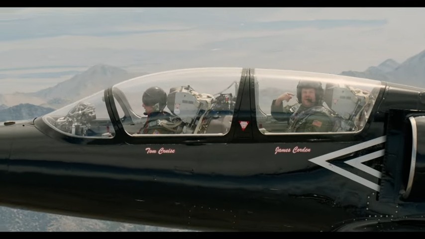 靚佬湯和James坐上新型戰機。