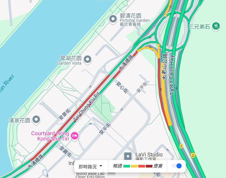 至下午5時現場行車線仍然封閉，交通繁忙。Google Map實時路況