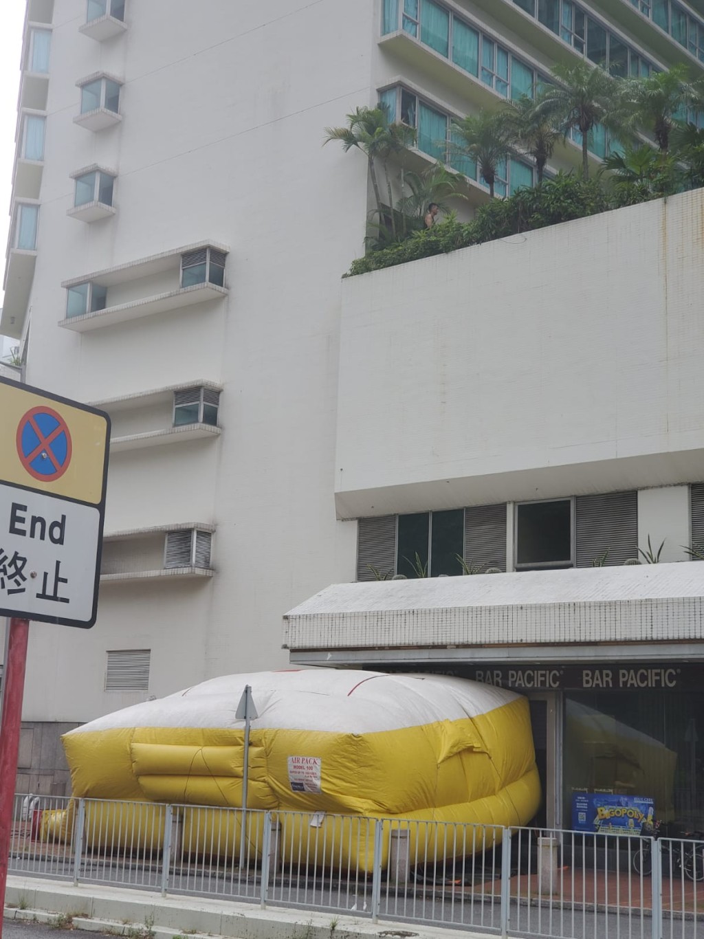 消防張開救生氣墊。林思明攝