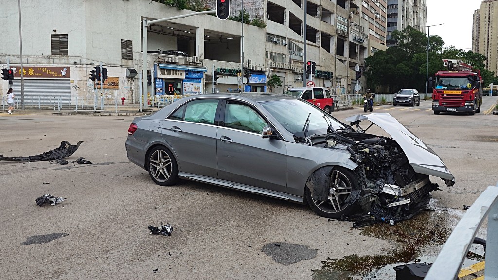 私家車損毀嚴重。fb:車cam L(香港群組) 私家車損毀嚴重。fb:車cam L(香港群組)
