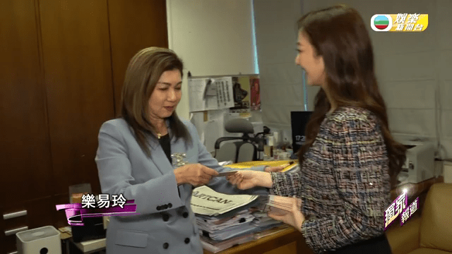 何依婷派餅卡給TVB助理總經理（藝員管理及發展）樂易玲（左）。