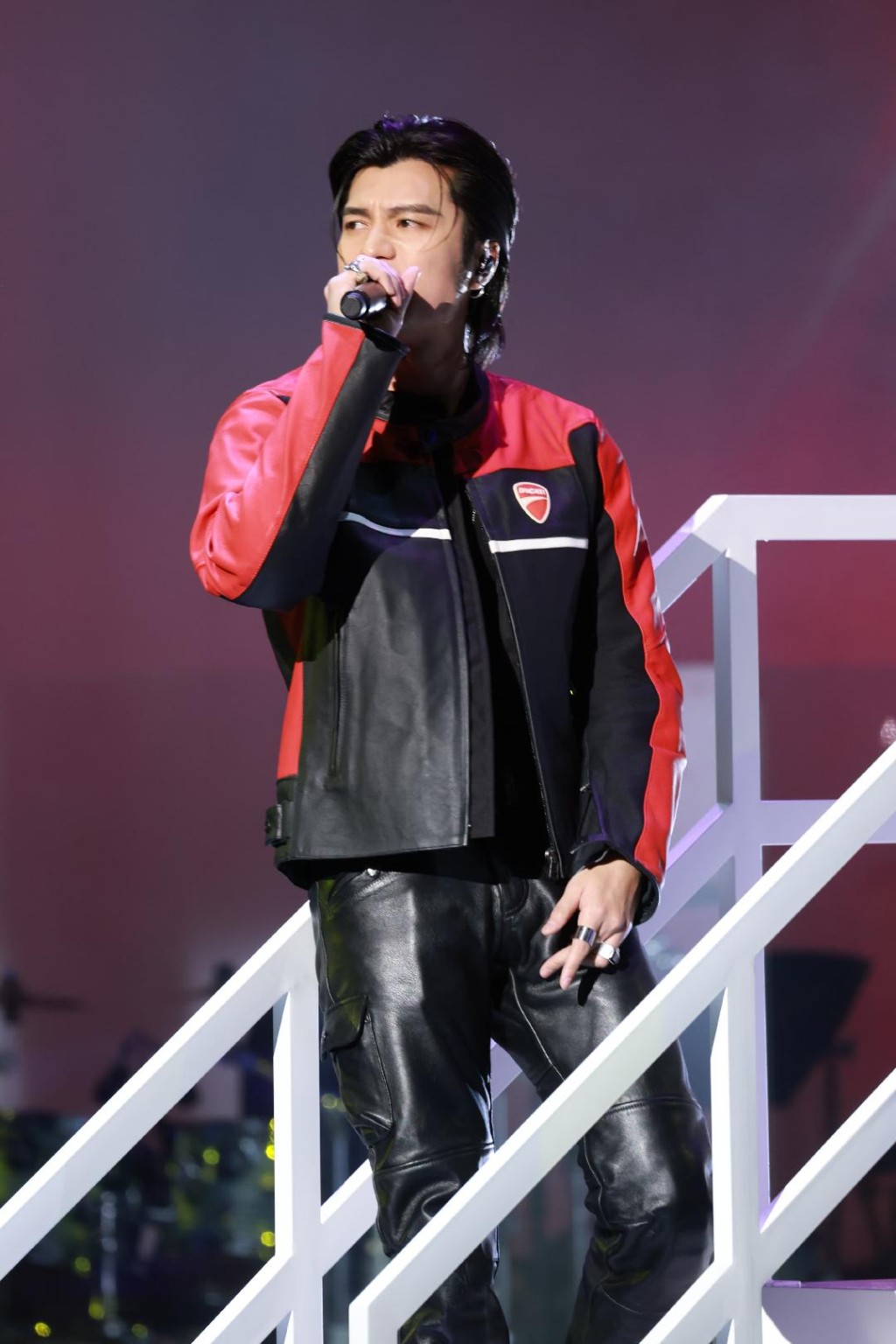 YT在落力演出。