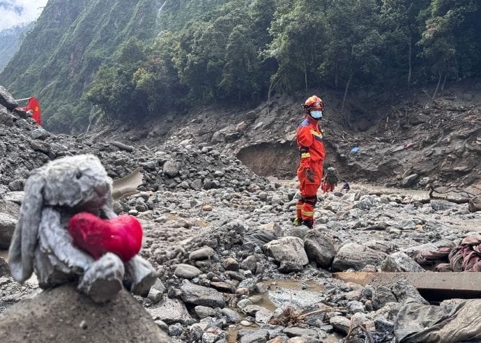 中方搜救隊災區尋獲逾800件遺物，網民感嘆道，「總要給家屬一個交代」。微博