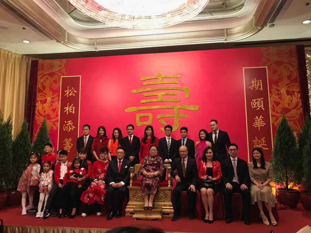 羅老太在壽宴上與親朋合照。