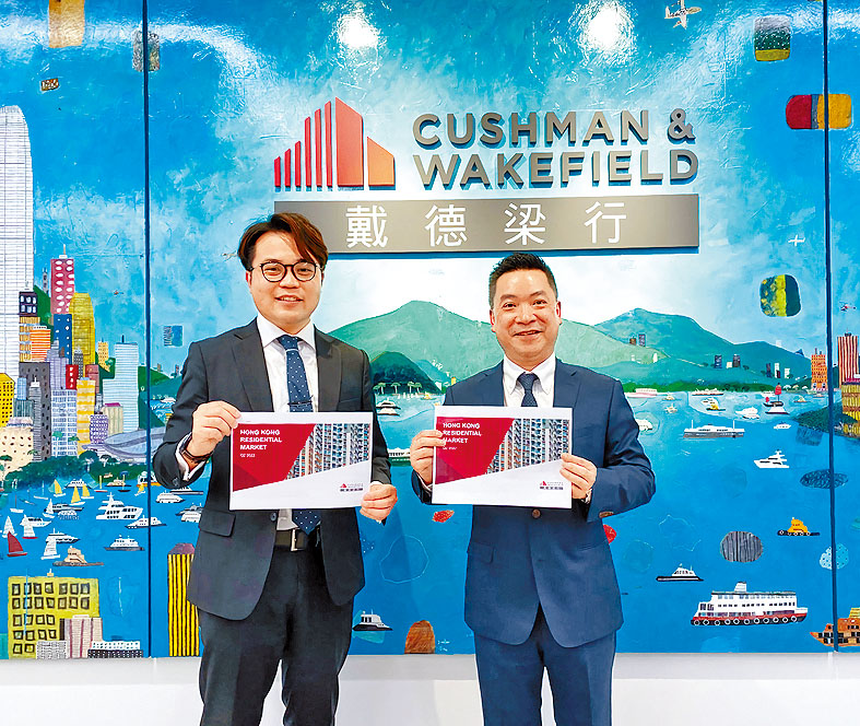 戴德梁行陳健珩(左)預計,新盤帶動下第二季錄14900宗住宅成交,按季大增48%。右為黎劍明。
