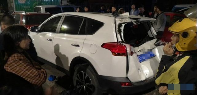 私家車車尾嚴重損毀。網圖