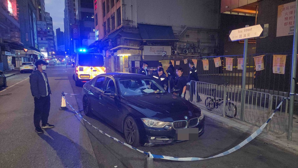 旺角寶馬逆線停路邊遇查 警車內撿逾 10 包「K 仔」 男司機被捕。黎志偉攝