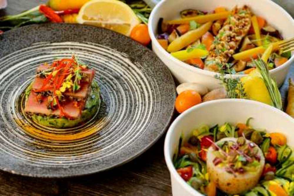 除一系列新鮮烹調的亞洲及地中海菜之外，Eatology能根據客人的飲食習慣、健康情況以及體能訓練需要度身設計菜單。