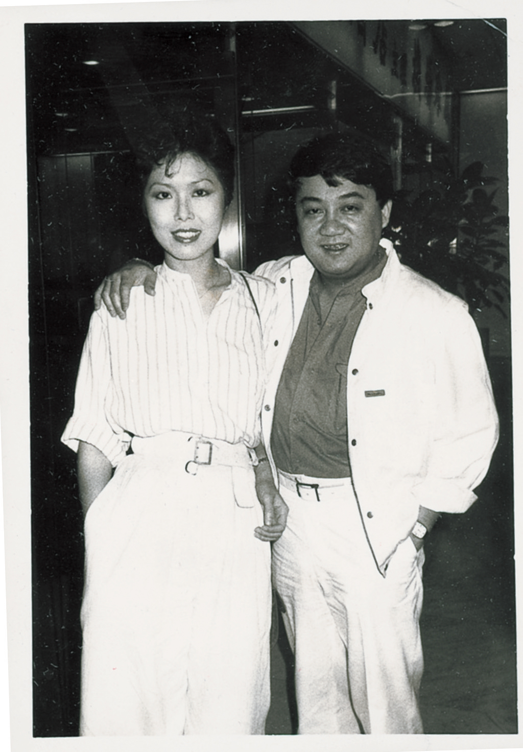 90年代，关菊英离婚后随家人移民加拿大，2005年复出后与黎小田仍不时同场。