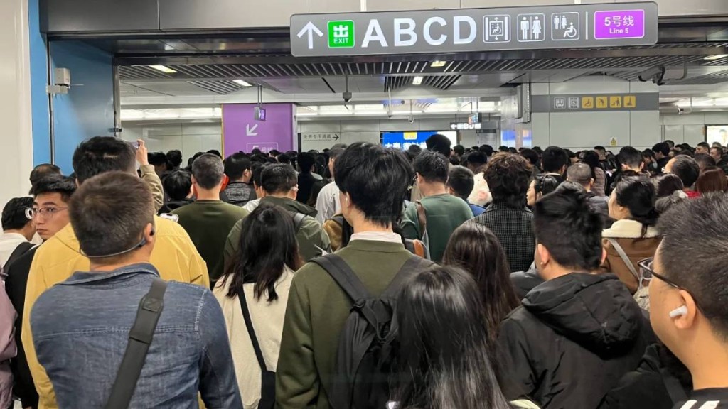 深圳地鐵留仙洞站因13號線開通,導致換乘客大增,繁忙時段出現擠堵情況。小紅書@核動力圖圖爹 深圳地鐵留仙洞站因13號線開通,導致換乘客大增,繁忙時段出現擠堵情況。小紅書@核動力圖圖爹