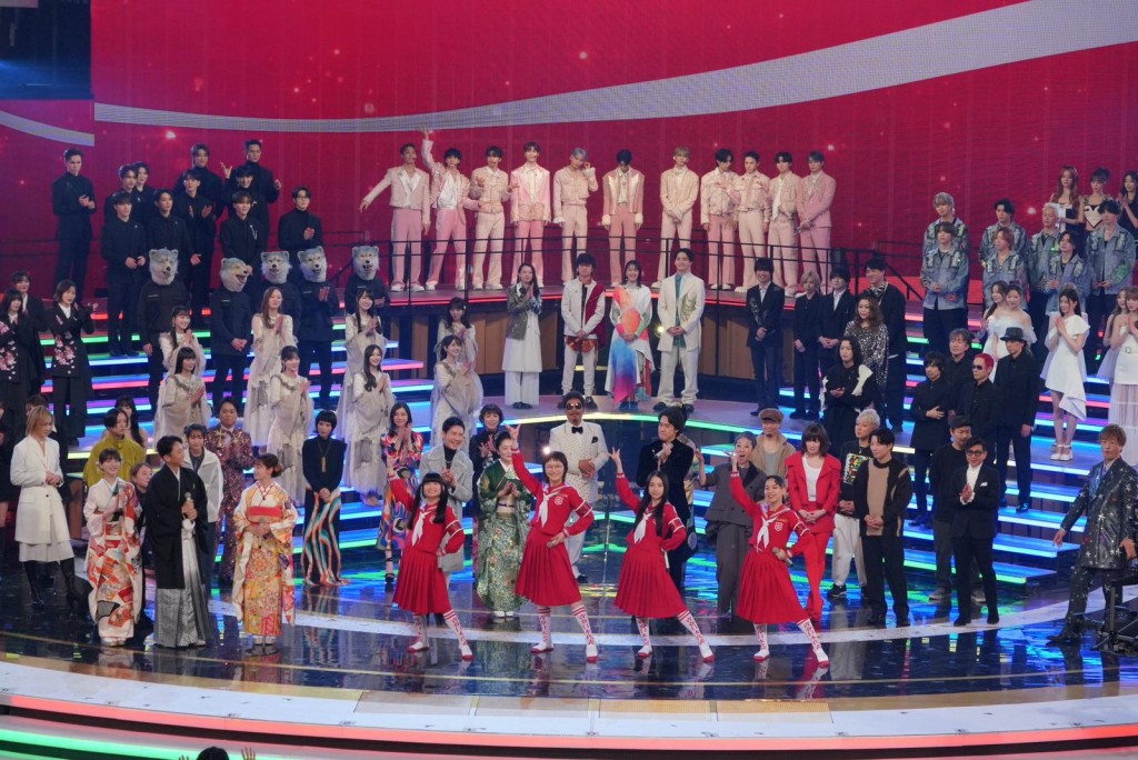YOASOBI的演出有多隊日團及韓團伴舞，成全晚高潮。