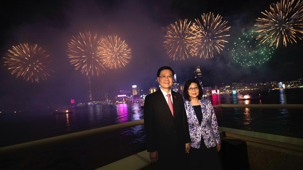李家超與太太一同欣賞煙花匯演。李家超fb