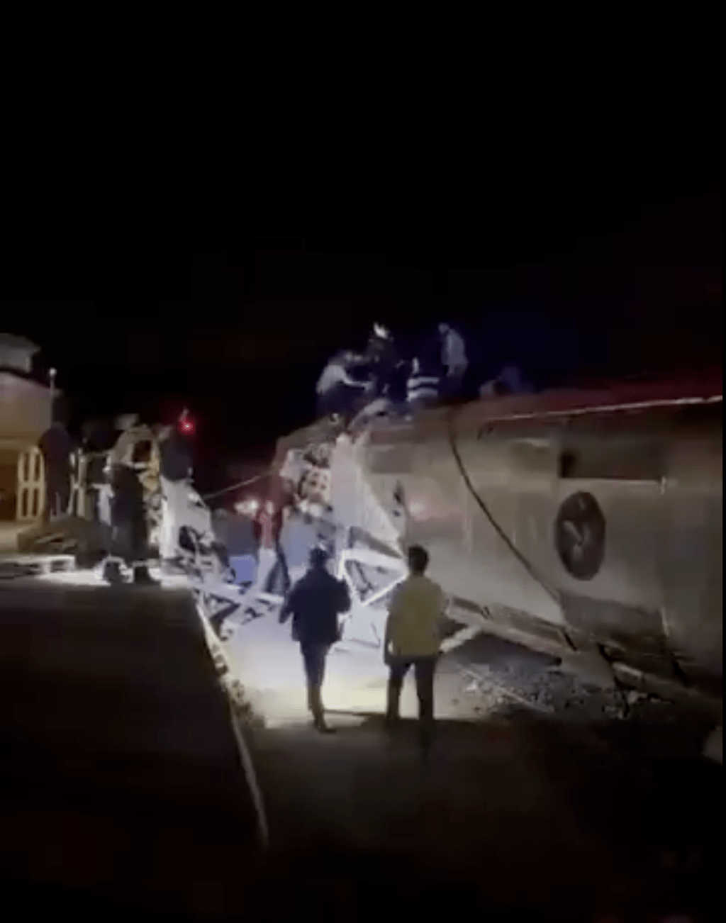 西班牙南部兩列高速列車出軌 至少兩死 多人被困。X影片段圖