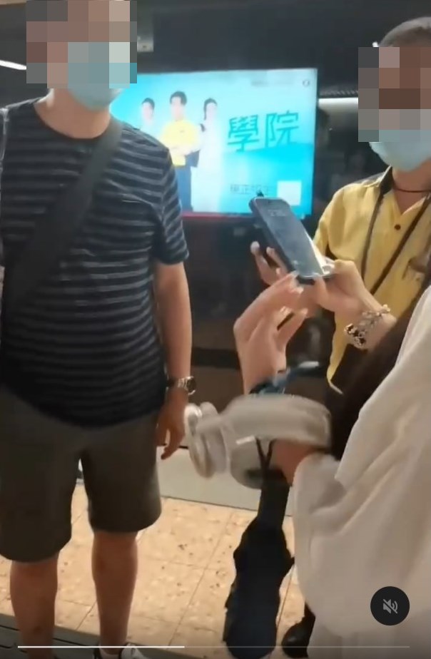 女事主:我問佢有冇偷拍我,佢一開始 唔認。但我要求佢打開手機俾我檢查, 結果發現佢手機入面有兩張我嘅腳嘅相 。係未經我同意下偷拍嘅,我覺得非常 唔尊重同不安。雖然有人可能覺得影腳 嘅相係小事,但對我嚟講,呢種行為係 完全唔尊重我嘅隱私同個人界線,特別 係我同佢素未謀面,佢無任何理由影我 嘅相。Threads截圖 女事主:我問佢有冇偷拍我,佢一開始 唔認。但我要求佢打開手機俾我檢查, 結果發現佢手機入面有兩張我嘅腳嘅相 。係未經我同意下偷拍嘅,我覺得非常 唔尊重同不安。雖然有人可能覺得影腳 嘅相係小事,但對我嚟講,呢種行為係 完全唔尊重我嘅隱私同個人界線,特別 係我同佢素未謀面,佢無任何理由影我 嘅相。Threads截圖